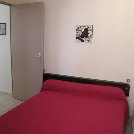 3 Pieces Avec Piscine A Saint-cyprien - 6 Couchages - Fr-1-106-59 Apartment